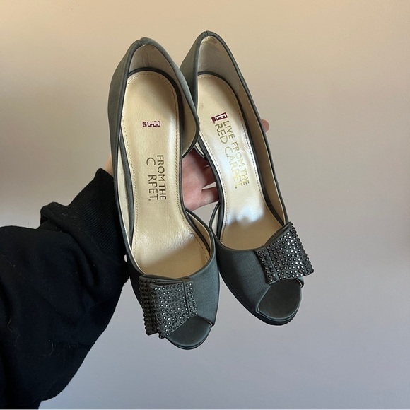 E Live From the Red Carpet Gray Jewel Bow Heels – Size 8 Elegant Pumps - Picture 1 of 9